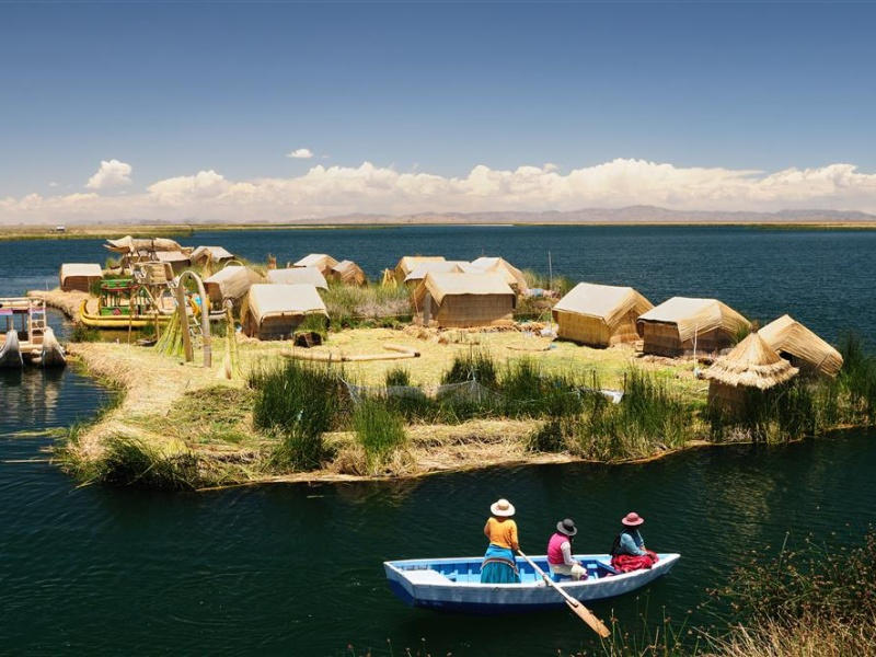 5. Quần đảo nổi trên hồ Titicaca (Peru): Hòn đảo được làm bằng sậy khô, nơi cư trú của người Uros và thu hút du khách bởi vẻ độc đáo của nó.