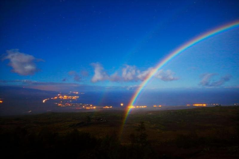 5. Cầu vồng Mặt Trăng: Hiện tượng hiếm gặp, tạo ra bởi ánh sáng phản xạ từ Mặt Trăng, thường khó quan sát.