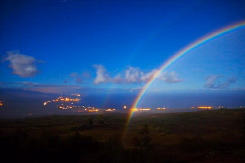 5. Cầu vồng Mặt Trăng: Hiện tượng hiếm gặp, tạo ra bởi ánh sáng phản xạ từ Mặt Trăng, thường khó quan sát.