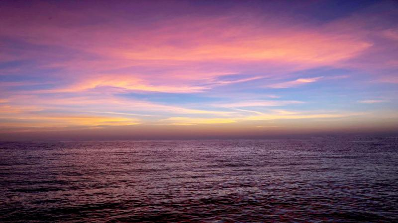 8. Bầu trời nhiều màu sắc: Màu sắc của bầu trời được tạo ra bởi tương tác phức tạp giữa ánh sáng Mặt Trời và bầu khí quyển của trái đất.