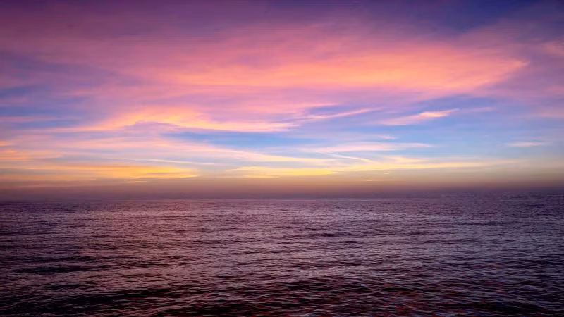 8. Bầu trời nhiều màu sắc: Màu sắc của bầu trời được tạo ra bởi tương tác phức tạp giữa ánh sáng Mặt Trời và bầu khí quyển của trái đất.