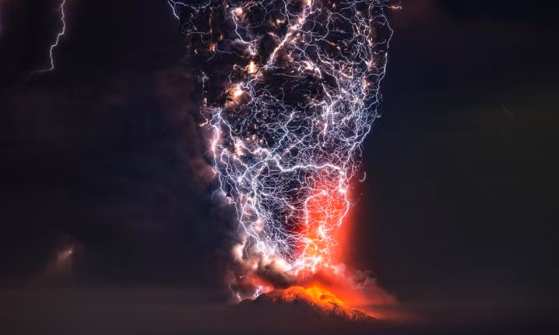 2. Sét núi lửa: Sét là hiện tượng thiên nhiên, nhưng sét xuất hiện khi núi lửa phun trào vẫn là một bí ẩn vì không có lời giải thích chính xác từ các nhà khoa học.