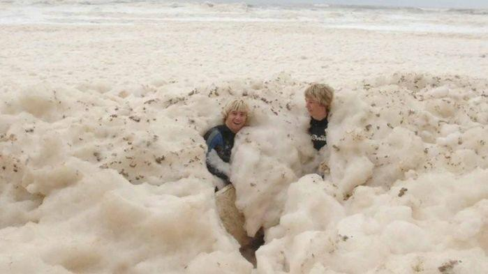 7. Bọt biển Cappuccino: Xảy ra khi có hàm lượng cao tảo và chất thải trong nước, tạo ra bọt xà phòng trên bề mặt biển.