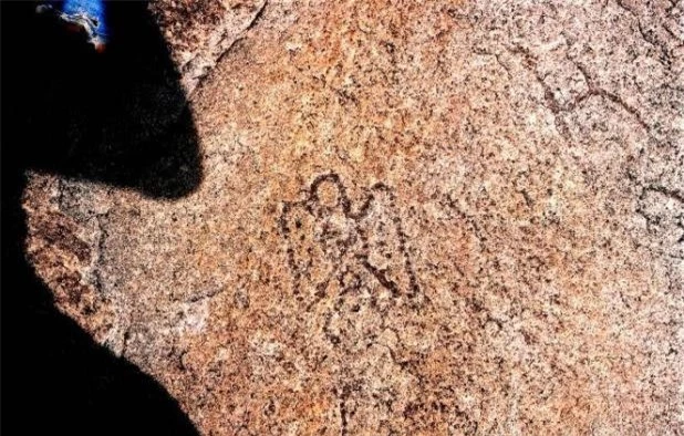 Một bức bích họa cổ cách thành phố Raipur 130 km đã được phát hiện, và các hình tượng trên đó được nhà khảo cổ JR Bhagat nói rằng rất giống với hình ảnh người ngoài hành tinh trong các bộ phim nổi tiếng của Hollywood và Bollywood. Bức bích họa này được nghiên cứu bởi các nhà khảo cổ với sự hỗ trợ của NASA và ISRO.