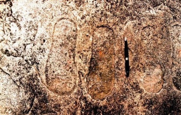 Cuối cùng, dấu chân trên đá được coi là dấu vết của người ngoài hành tinh đã ghé thăm, và chúng được liên kết với các truyền thuyết về các vị thần từ trên bầu trời, như thần Rama và thần Lakshmana, trong thần thoại Hindu. Những dấu chân này và sự xuất hiện của UFO có thể được người cổ đại tạo ra để giải thích về việc "vị thần trên bầu trời" đã đến Trái Đất.