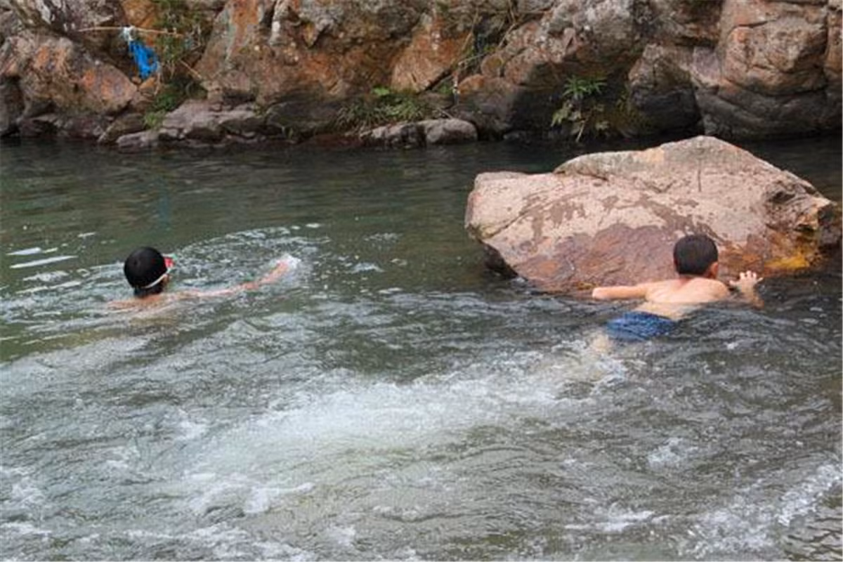 Vật thể lạ níu chân cậu bé tắm sông, chuyên gia phán cổ vật quý Vat the la niu chan cau be tam song, chuyen gia phan co vat quy