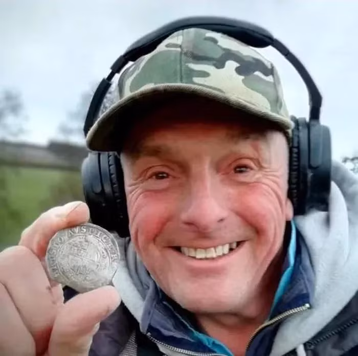 Sau khi báo cáo quan chức năng địa phương, Mickey đã được bán kho báu này tại một nhà đấu giá ở London với giá 23.000 bảng Anh, bao gồm cả phí.