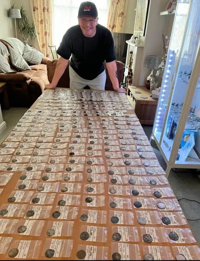 Theo luật, Mickey, đến từ Bournemouth, Dorset phải chia số tiền thu được theo tỷ lệ 50/50 với chủ đất. Ông cho biết mặc dù tiền là một phần thưởng, nhưng điều quan trọng hơn là về lịch sử và việc bảo quản đồng xu.