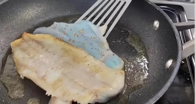 Mặc dù vẻ ngoài của con cá đá xanh này khá bình thường, nhưng khi mổ nó ra, Joe cảm thấy bất ngờ khi thấy thịt của nó có màu xanh sáng, gợi ra nghi ngờ liệu có ai đó đã tô màu thịt của nó hay không?