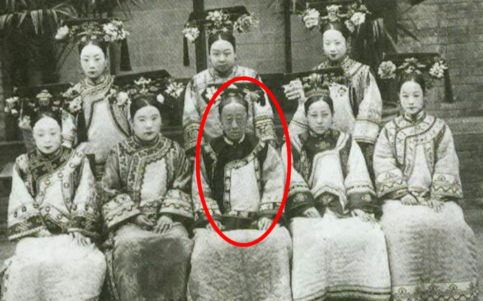 Năm 12 tuổi, Vinh Thọ Công chúa được phép tự chọn phu quân. Trong buổi xem mắt, bà đã chọn Phú Sát Chí Đoan, con trai của vương công Mãn Thanh Phú Sát Cảnh Thọ. Lễ thành hôn diễn ra một cách thuận lợi, không có bất kỳ trở ngại nào.