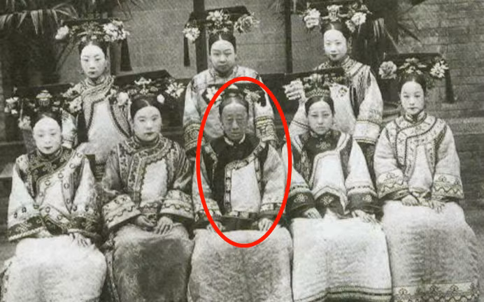 Năm 12 tuổi, Vinh Thọ Công chúa được phép tự chọn phu quân. Trong buổi xem mắt, bà đã chọn Phú Sát Chí Đoan, con trai của vương công Mãn Thanh Phú Sát Cảnh Thọ. Lễ thành hôn diễn ra một cách thuận lợi, không có bất kỳ trở ngại nào.