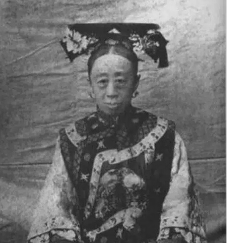 Vinh Thọ Công chúa được Từ Hi thái hậu phong làm Cố Luân Công chúa khi mới 8 tuổi, như một biểu hiện của lòng biết ơn đối với Dịch Hân. Mặc dù không phải là con gái của Hoàng đế, nhưng Vinh Thọ Công chúa được Hoàng thất và quần thần đặc biệt kính trọng.