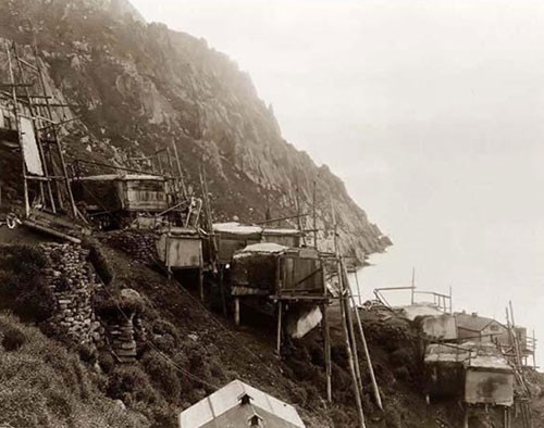 4. Sự biến mất kì lạ của cả một ngôi làng: Năm 1930, một ngôi làng Inuit ở Canada biến mất một cách đầy bí ẩn, chỉ để lại một số đồ vật và dấu vết không rõ nguyên nhân.