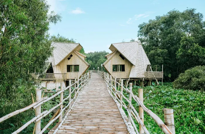 Rừng tràm Trà Sư có diện tích 845 ha, phần lớn thuộc xã Văn Giáo, huyện Tịnh Biên và một phần thuộc xã Ô Long Vỹ, huyện Châu Phú, tỉnh An Giang