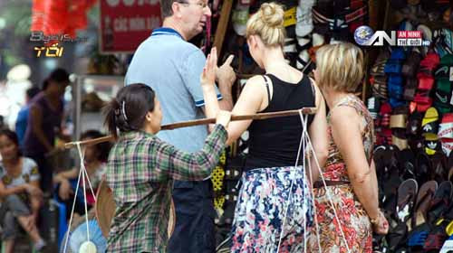 Nạn chèo kéo khách mua hàng đang khiến khách du lịch khó chịu khi đến Hà Nội.