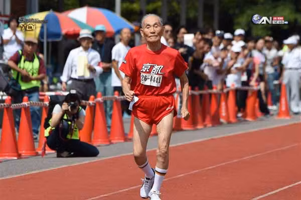 Cụ ông Hidekichi Miyazaki 105 tuổi người Nhật phá kỉ lục thế giới khi chạy 100 mét.