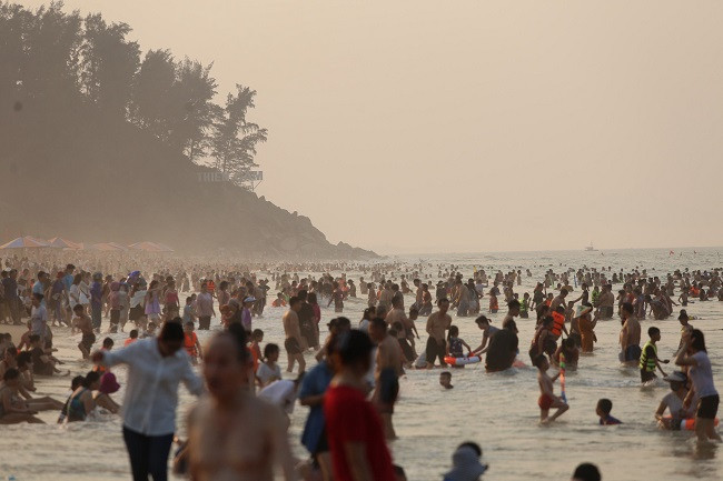 Nắng như đổ lửa, hàng vạn người tìm về bãi biển đẹp nhất Hà Tĩnh giải nhiệt.