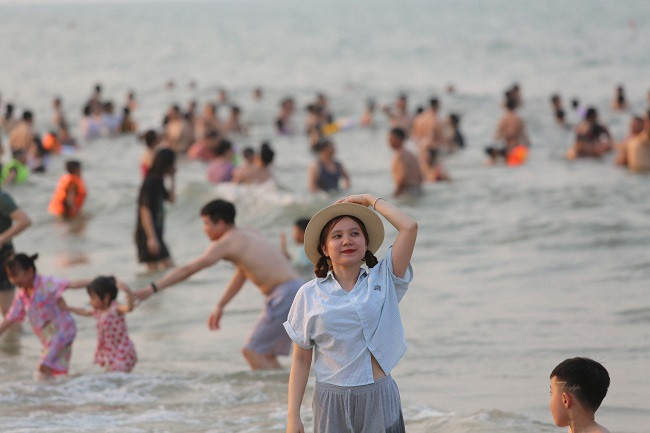 Theo thống kê của Ban quản lý Khu du lịch Thiên Cầm, trong 4 ngày đầu nghỉ lễ 30/4 – 1/5, khu du lịch đón trên 85.000 du khách về tham quan, nghỉ dưỡng, tăng 200% so với cùng kỳ năm ngoái.