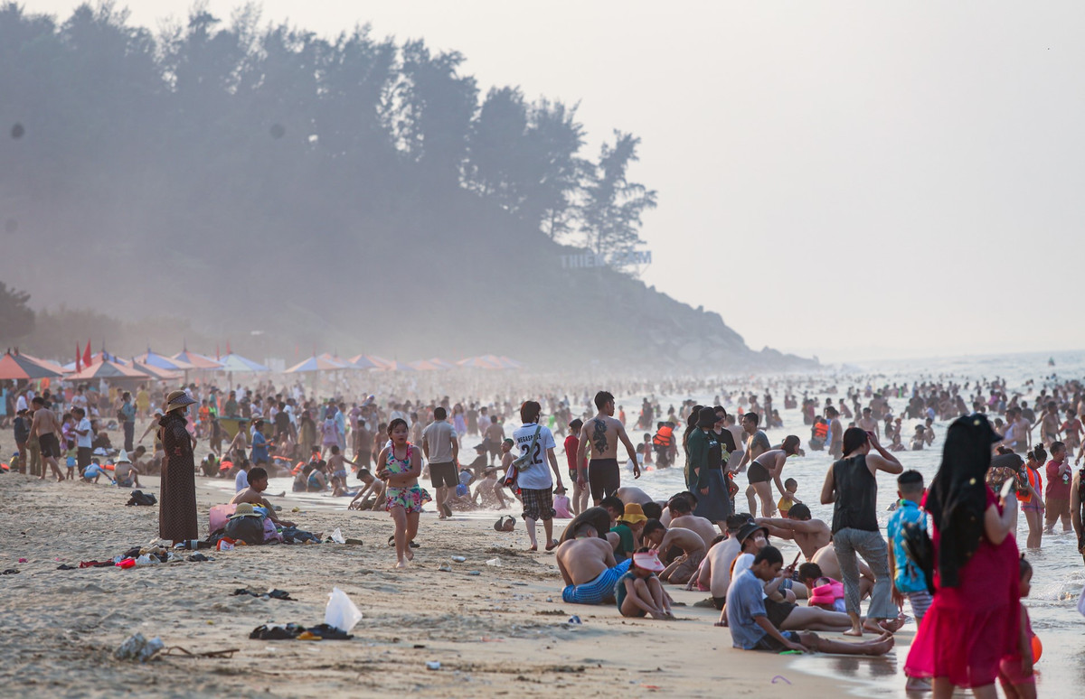 Anh Tuấn ở Hà Nội cho biết, Thiên Cầm là một trong những bãi đẹp nhất nhì ở phía bắc miền Trung nên gia đình anh đã vượt hơn 300km vào đây để hưởng khí biển, tránh nắng nóng ở thành phố. Dù đã tìm phòng nghỉ từ nhiều ngày trước nhưng chúng tôi cũng chỉ đặt được phòng cách biển 3km do các khách sạn đã hết phòng từ sớm.