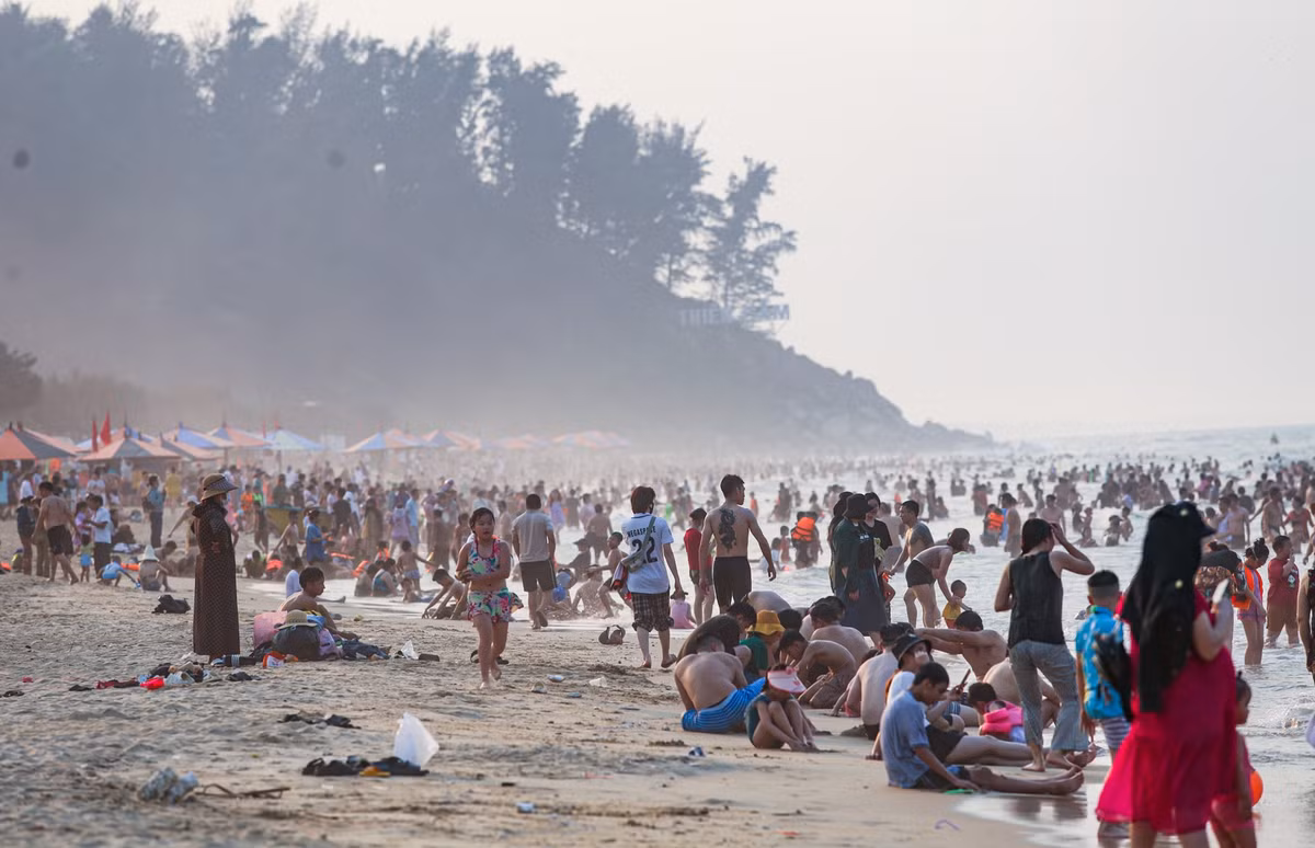 Anh Tuấn ở Hà Nội cho biết, Thiên Cầm là một trong những bãi đẹp nhất nhì ở phía bắc miền Trung nên gia đình anh đã vượt hơn 300km vào đây để hưởng khí biển, tránh nắng nóng ở thành phố. Dù đã tìm phòng nghỉ từ nhiều ngày trước nhưng chúng tôi cũng chỉ đặt được phòng cách biển 3km do các khách sạn đã hết phòng từ sớm.