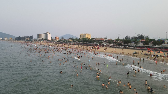Những ngày đầu tiên của kỳ nghỉ lễ (27/4), bãi biển Thiên Cầm, huyện Cẩm Xuyên thu hút rất đông người dân, du khách thập phương đến tắm biển, nghỉ dưỡng. Nhiệt độ tăng cao, xuống biển giải nhiệt được cho là sự lựa chọn phù hợp với nhiều người.