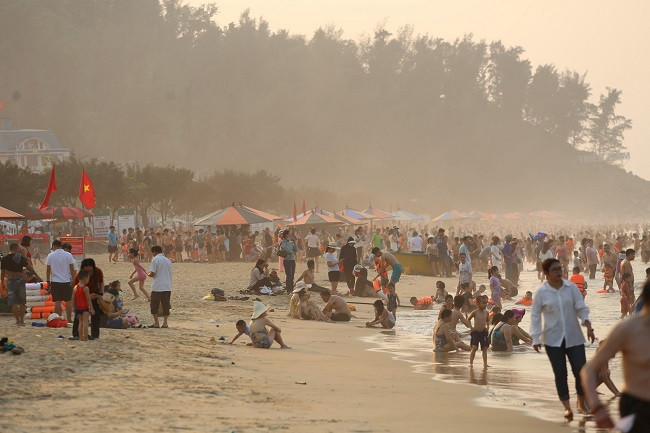 Dự báo những ngày tới, Thiên Cầm sẽ tiếp tục đón đông đảo du khách và người dân về tắm biển. Lượng khách tấp nập mang theo kỳ vọng đạt tăng trưởng cao nhất từ trước đến nay của Khu du lịch Thiên Cầm.