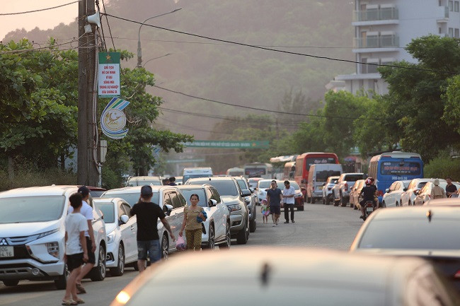 Lãnh đạo Công an thị trấn Thiên Cầm cho biết, để đảm bảo ATGT cho người dân và du khách về vui chơi, tắm biển. Lực lượng CSGT được bố trí ở các điểm dễ tắc đường hướng dẫn người dân di chuyển hợp lý, an toàn.