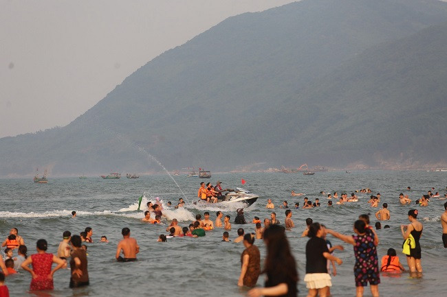 Biển Thiên Cầm được biết đến với cái tên “cung đàn biển” miền Trung. Nơi đây có bãi biển trải dài cát trắng, nước biển trong xanh, khí trời trong lành, rất được du khách yêu thích.