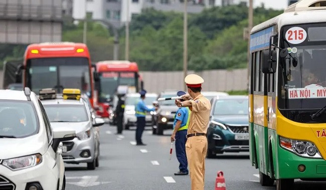 Dòng xe đổ về thành phố sau 5 ngày nghỉ lễ không bị ùn tắc - Hình 3 Dong xe do ve thanh pho sau 5 ngay nghi le khong bi un tac-Hinh-3