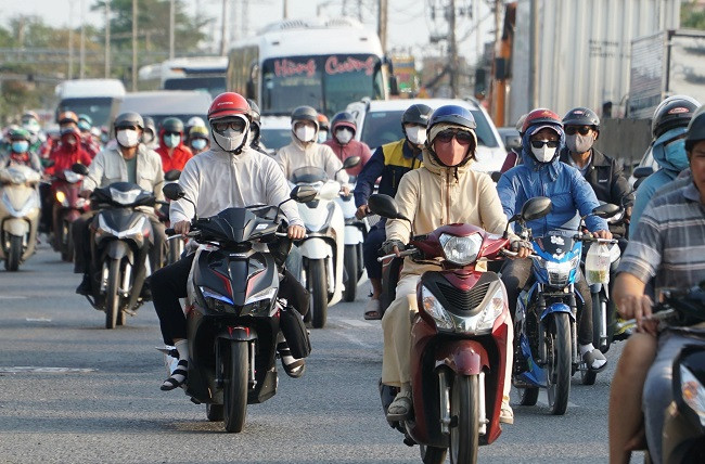 Dòng xe đổ về thành phố sau 5 ngày nghỉ lễ không bị ùn tắc - Hình 4 Dong xe do ve thanh pho sau 5 ngay nghi le khong bi un tac-Hinh-4