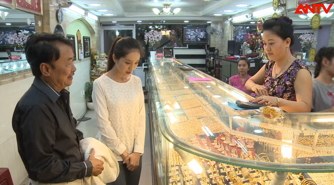 Du Lãng lại tiếp tục "mê mệt" cô gái Kim Tuyến mới đến xin việc tại quán bar