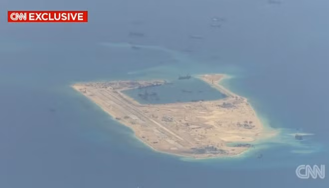 Hoạt động xây dựng trái phép của Trung Quốc ở Biển Đông. Ảnh: CNN