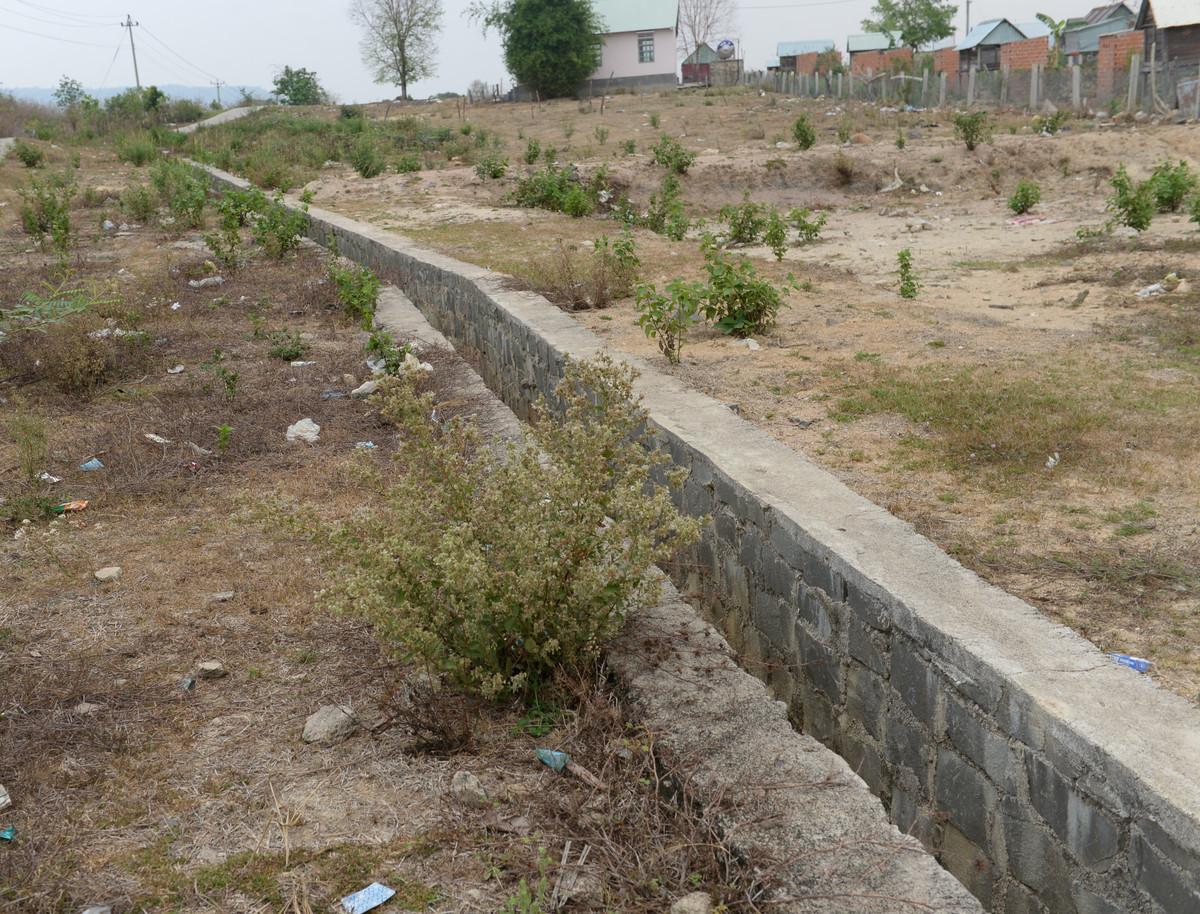 Chúng tôi đặt câu hỏi về việc xây những hạng mục không cần thiết có thể gây lãng phí như mương thoát nước bao quanh, lãnh đạo xã không trả lời.