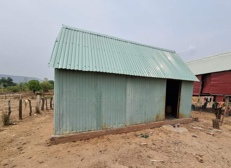 Đập vào mắt người mới đến làng A Chông là những ngôi nhà na ná nhau, đều được quây bằng tôn, mái cũng lợp tôn. Giữa trời nắng chang chang, những ngôi nhà tôn càng như tăng thêm cái nóng hầm hập.