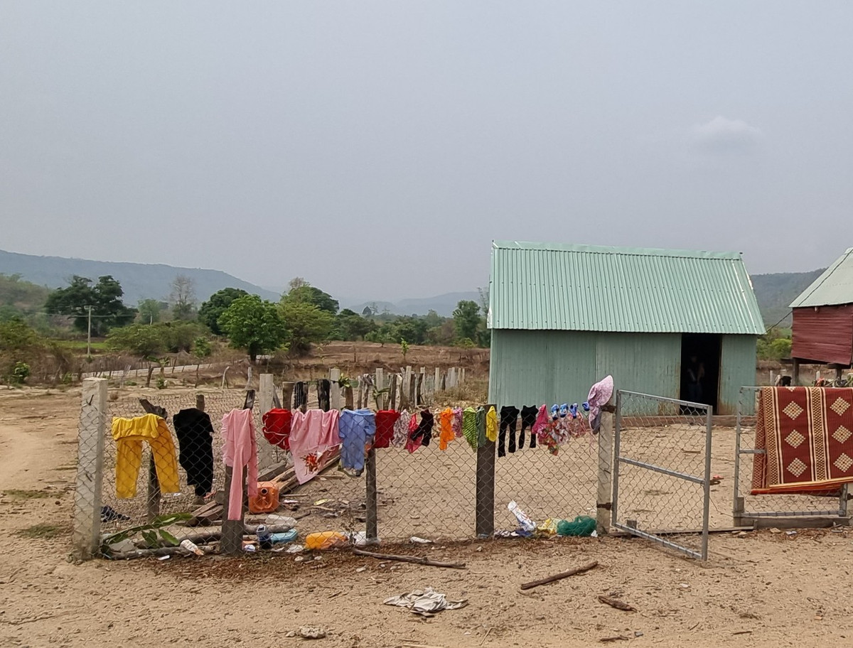 Nhiều năm liền phải sống trong cảnh ngập lụt mỗi khi mùa mưa lũ, Dự án bố trí dân cư vùng thiên tai xã Ayun là một chủ trương đúng. Tuy nhiên, cách thực hiện lại đang gặp vấn đề, bởi những ngôi nhà quây bằng tôn đang khiến người dân không chịu được cái nóng. Rất mong các cấp chính quyền nhanh chóng có giải pháp để cải thiện cuộc sống của người dân.