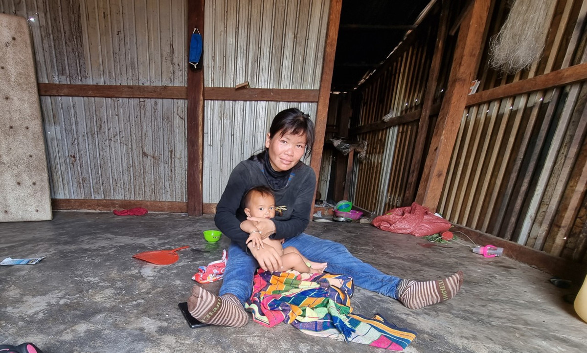 Chị H'En ( 26 tuổi, dân tộc Jrai, cư dân tái định cư tại làng A Chông) cho biết: “Do lợp và quây bằng tôn nên nhiệt độ trong nhà rất cao, phải đến 40 độ. Vậy nên mọi người thường xuyên ra khỏi nhà ngồi dưới các bóng cây để tránh nóng…"