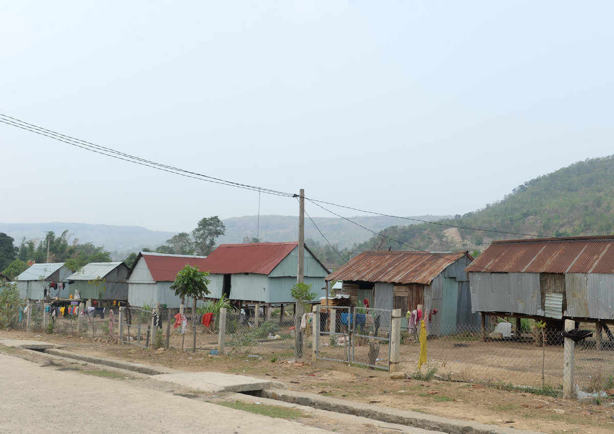 Đề án bố trí, sắp xếp tập trung cho 32 hộ dân gồm 165 nhân khẩu tại làng A Chông với hơn 6,2 tỷ đồng và tổng diện tích lập dự án là 3,43 ha. Các hạng mục đầu tư gồm: Giải phóng, san ủi mặt bằng; xây mới nhà văn hóa thôn, sửa chữa, cải tạo phòng học, bếp ăn cho trẻ mẫu giáo và xây mới 1 phòng học, các công trình điện, đường, nước sinh hoạt, được đầu tư, xây mới,… Ngoài ra, mỗi hộ dân làng A Chông được hỗ trợ 20 triệu để di dời nhà ở.