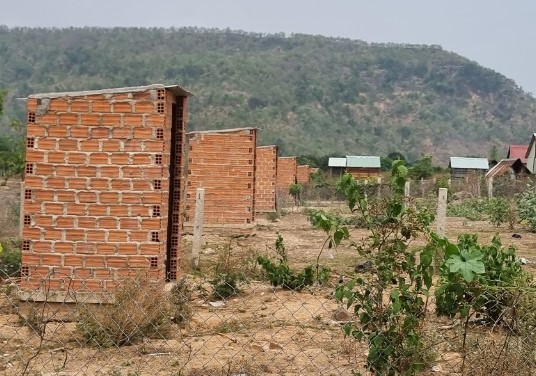 Nói về số tiền 20 triệu đồng xã hỗ trợ, một người dân làng A Chông cho biết:“ Mỗi hộ được xã mời lên nhận 5 triệu thôi, còn 15 triệu xã làm hàng rào và nhà vệ sinh cho từng hộ.” Tuy nhiên, theo ông Nguyễn Đức Cường, số tiền này xã giữ hộ có biên bản vì sợ người dân tiêu hết. Khi người dân cần xã sẽ chi ra.