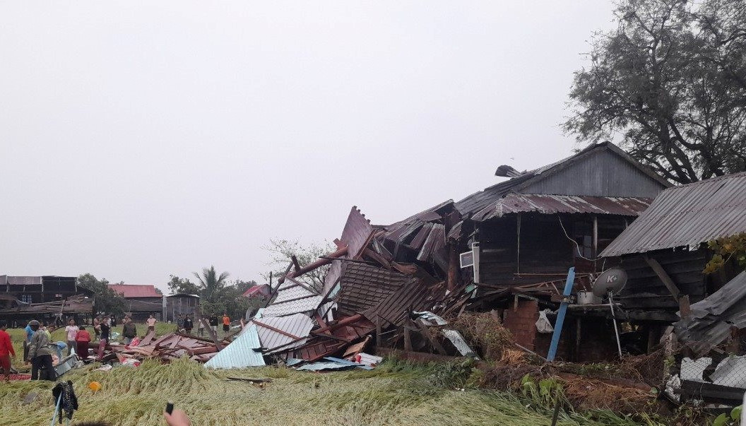 Gia Lai: Gió lốc khiến hơn 100 ngôi nhà tốc mái, nhiều người bị thương Gia Lai: Gio loc khien hon 100 ngoi nha toc mai, nhieu nguoi bi thuong