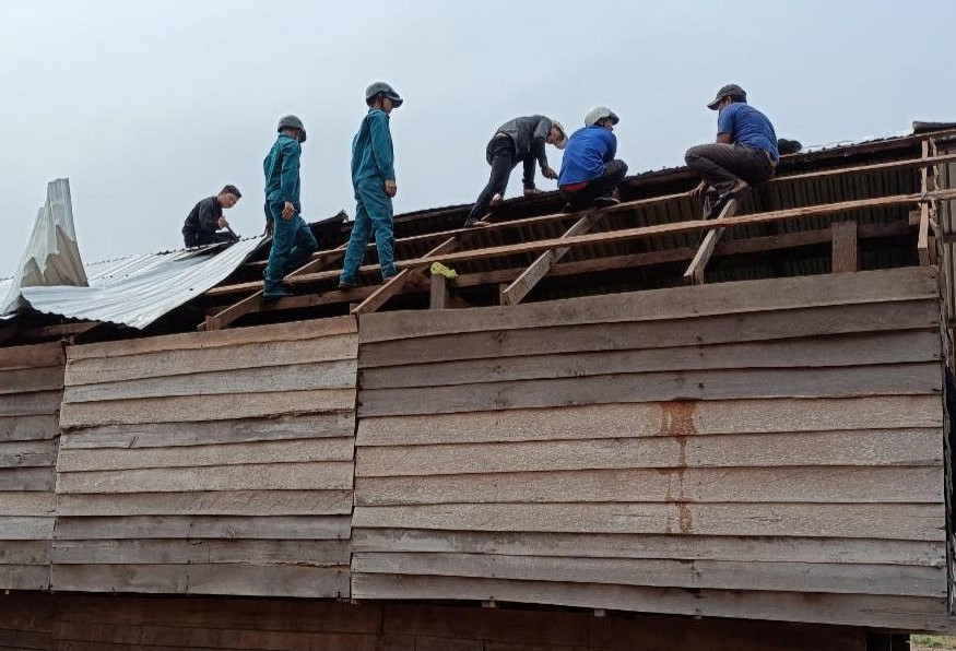 Gia Lai: Gió lốc khiến hơn 100 ngôi nhà tốc mái, nhiều người bị thương - Hình 2 Gia Lai: Gio loc khien hon 100 ngoi nha toc mai, nhieu nguoi bi thuong-Hinh-2