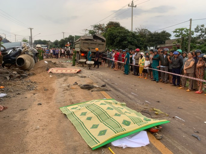 Gia Lai: Ba người chết trong vụ TNGT trên đoạn đường đang thi công Gia Lai: Ba nguoi chet trong vu TNGT tren doan duong dang thi cong