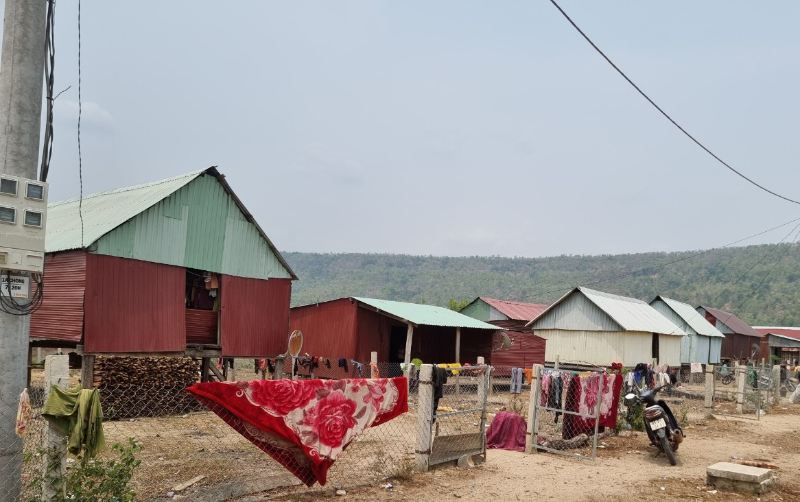 Ông Nguyễn Đức Cường - Bí thư, Chủ tịch UBND xã Ayun cho biết, dự án này xã làm chủ đầu tư thuê các doanh nghiệp xây dựng từng hạng mục và chịu trách nhiệm quyết toán tổng mức đầu tư với UBND huyện. Còn việc dựng nhà đều do người dân tự làm. Sở dĩ nhà nào cũng quây và lợp tôn vì nếu làm nhà xây phải đến 50-70 triệu đồng/căn. Còn nếu chọn làm bằng gỗ lại sợ dân phá rừng... 