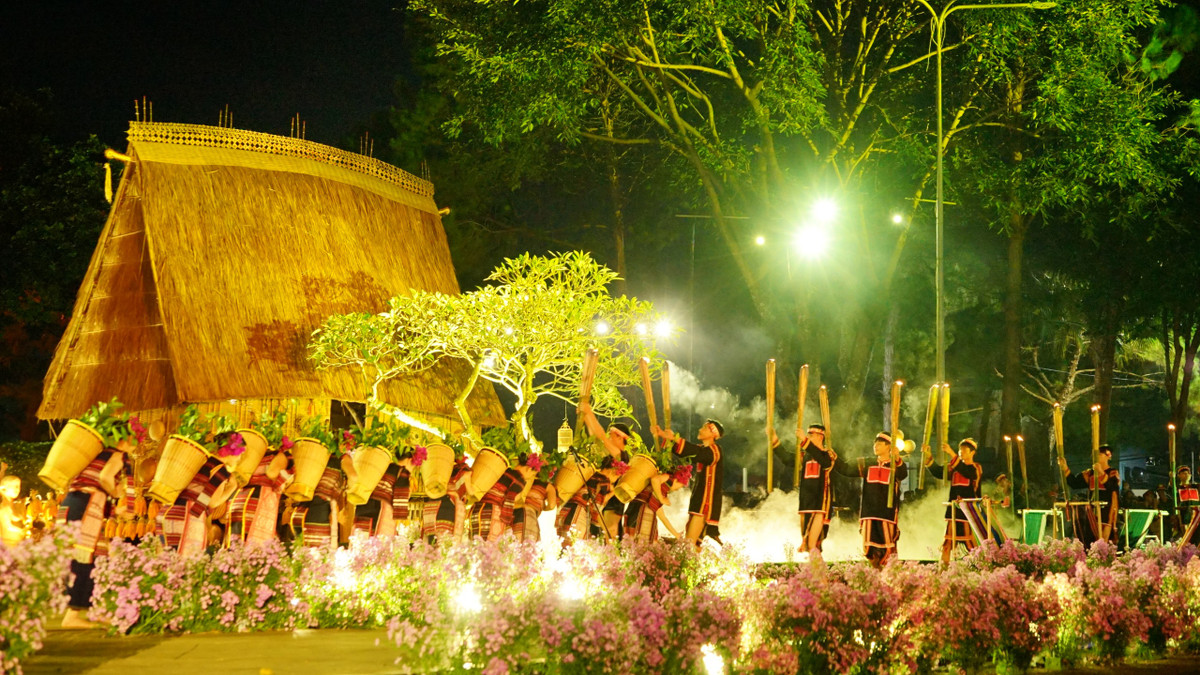 Dac sac chuong trinh nghe thuat thoi trang tho cam “Gia Lai oi”-Hinh-2