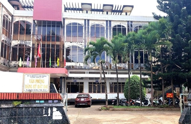 Nhan vien VP dat dai tinh Gia Lai bi bat vi nhan hoi lo