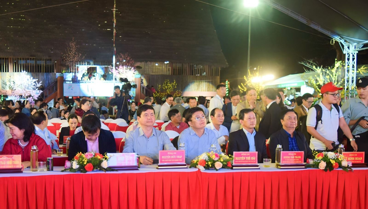 Sam Ngoc Linh, con nguoi, van hoa... la tiem nang du lich