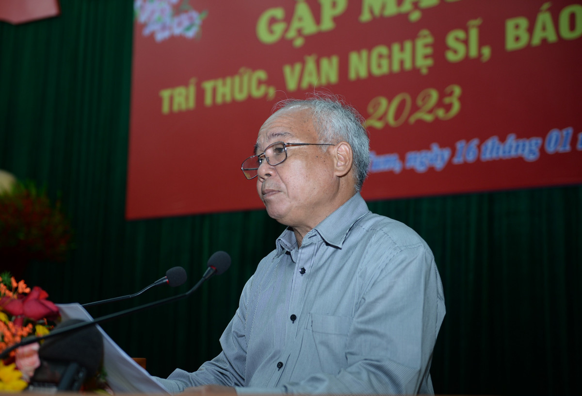 Kon Tum: Gap mat tri thuc, van nghe si, bao chi Xuan Quy Mao-Hinh-2