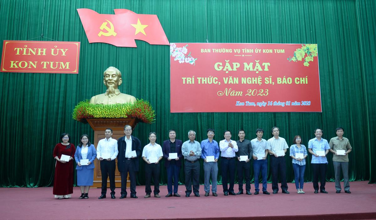 Kon Tum: Gap mat tri thuc, van nghe si, bao chi Xuan Quy Mao-Hinh-3