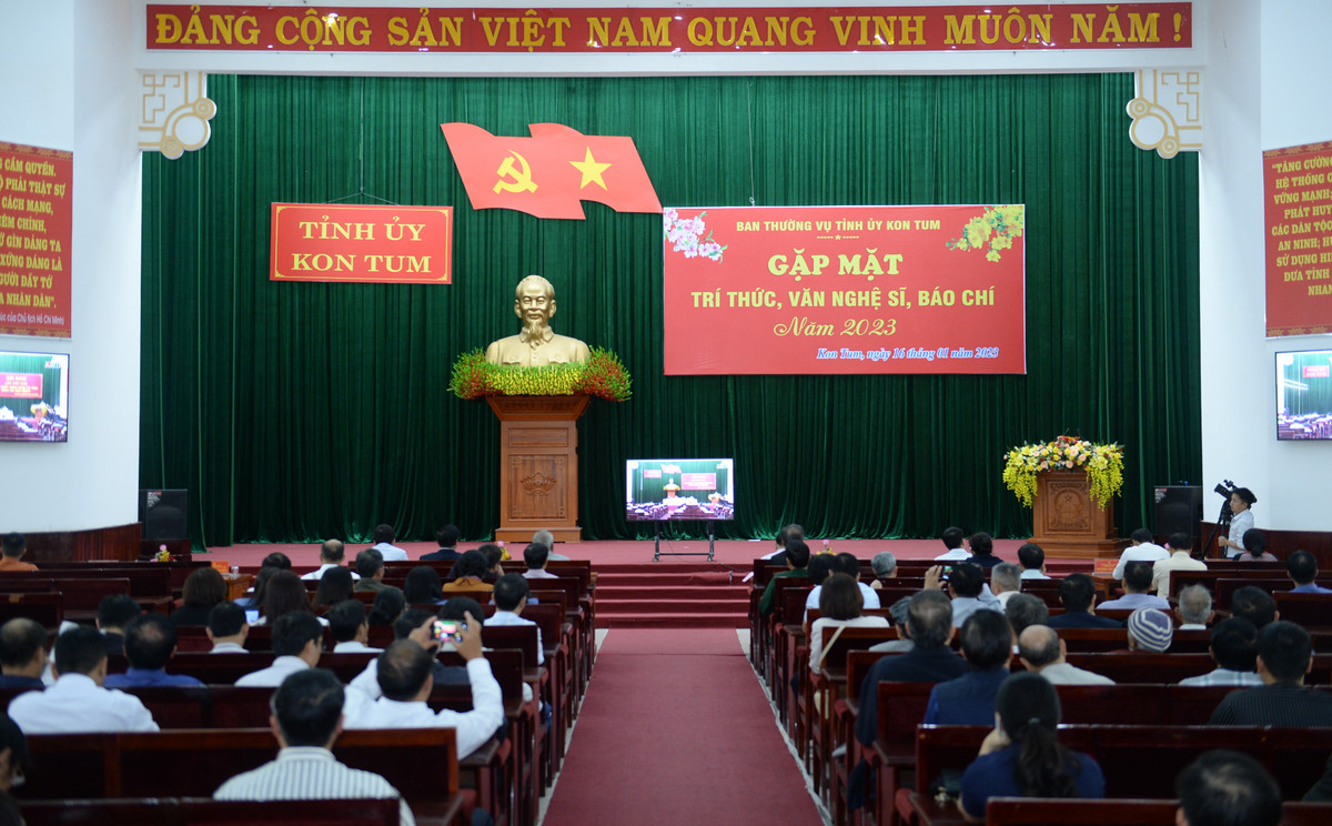 Kon Tum: Gap mat tri thuc, van nghe si, bao chi Xuan Quy Mao