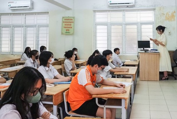 Vu lo de thi lop 10: So GD&DT Kon Tum de xuat phuong an tuyen sinh