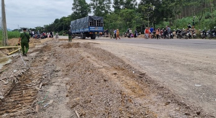 ”Beu ten” hang loat nha thau cham tien do thi cong QL19